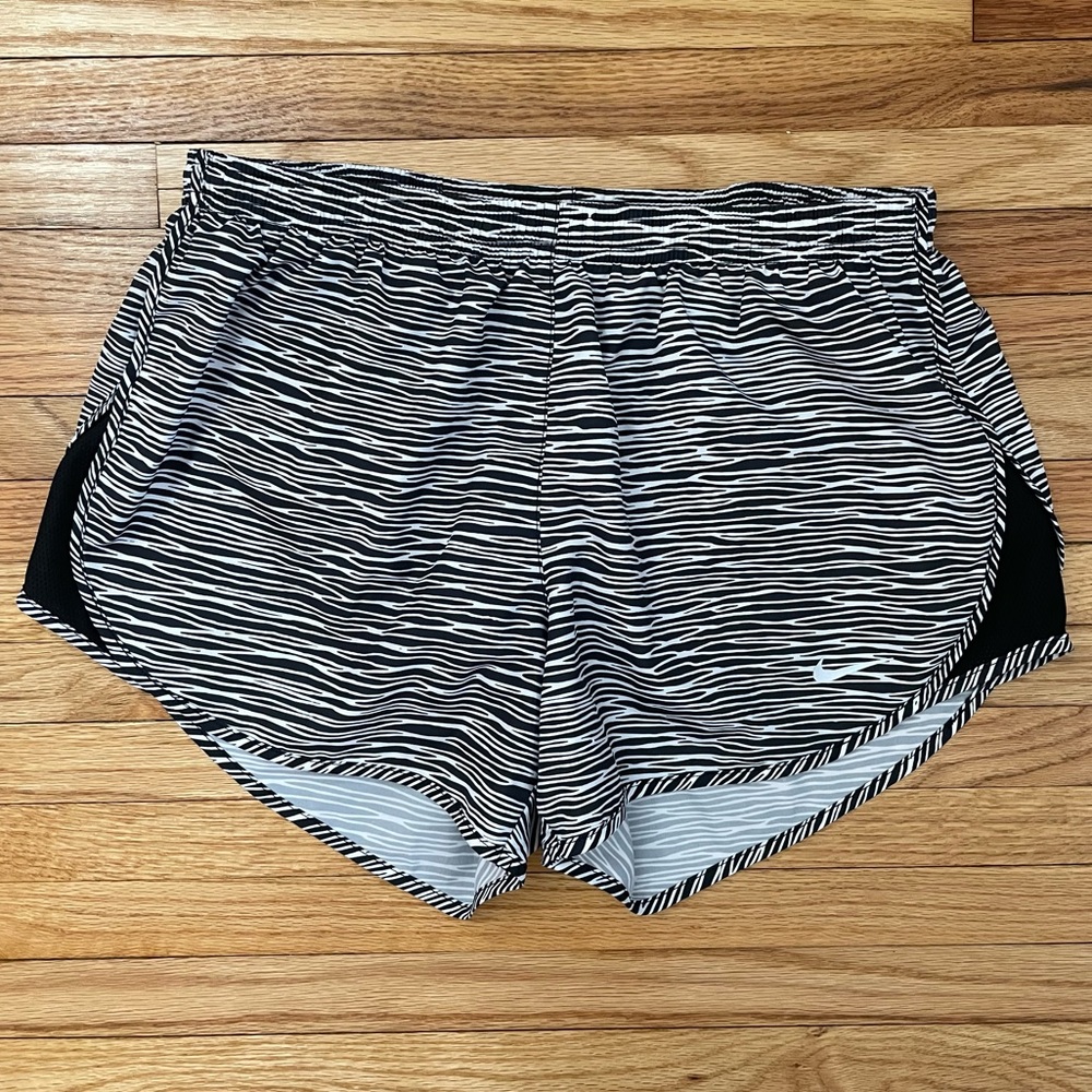 NIKE Black & White Shorts